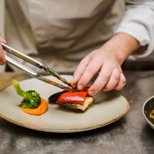 chef preparando plato gourmet vista frontal 23 2148516905