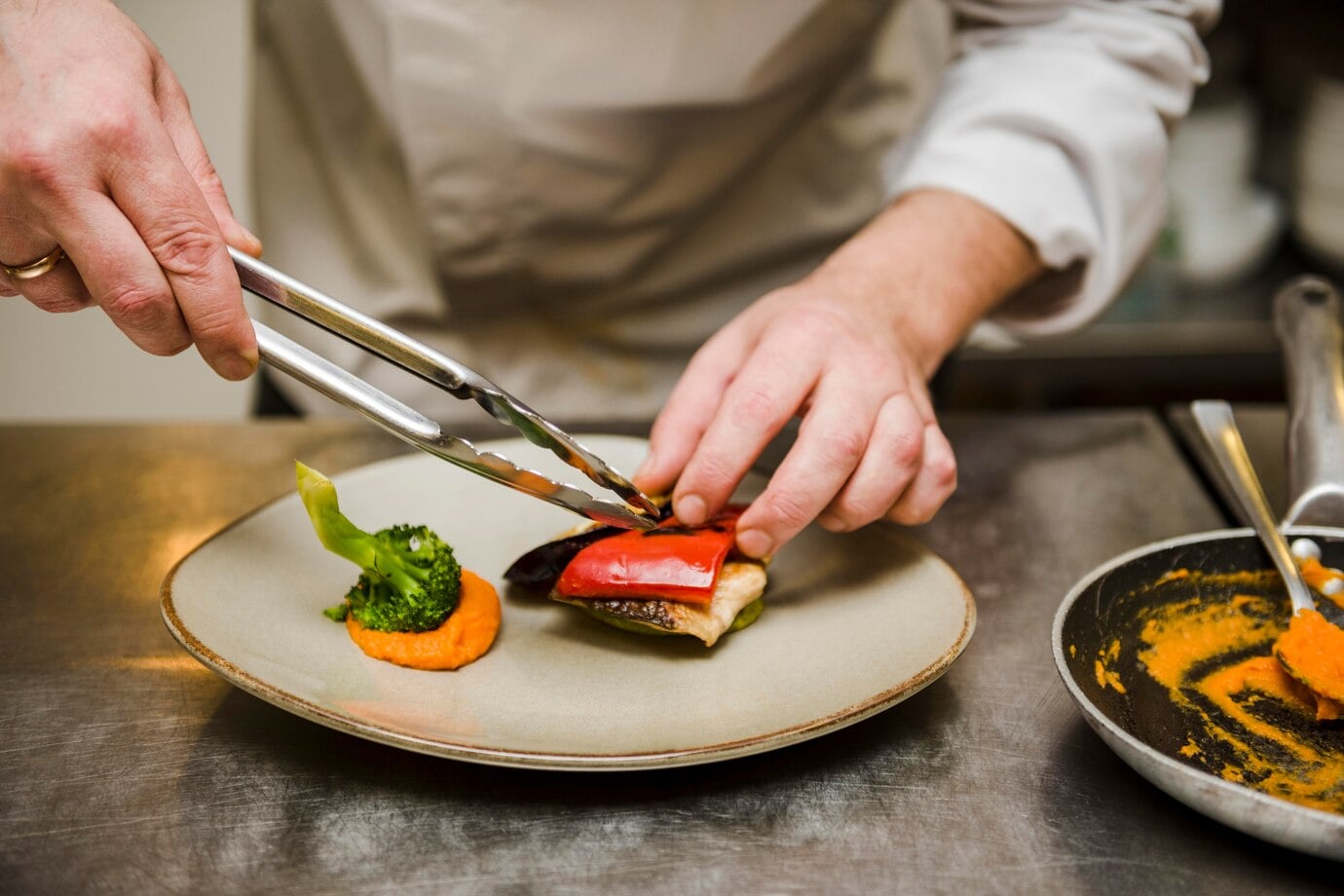 chef preparando plato gourmet vista frontal 23 2148516905