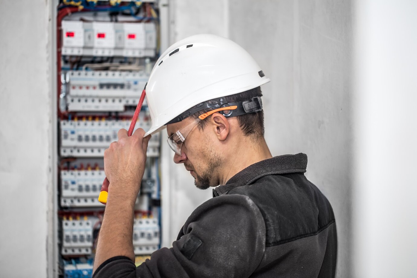 tecnico electrico que trabaja centralita fusibles 169016 5519