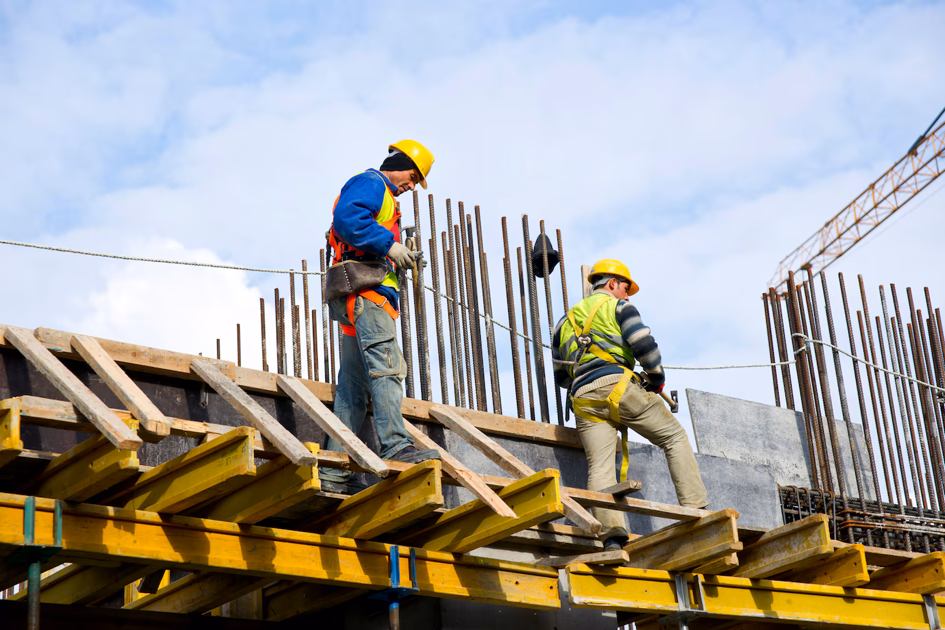 trabajadores examinando obra 1122 970